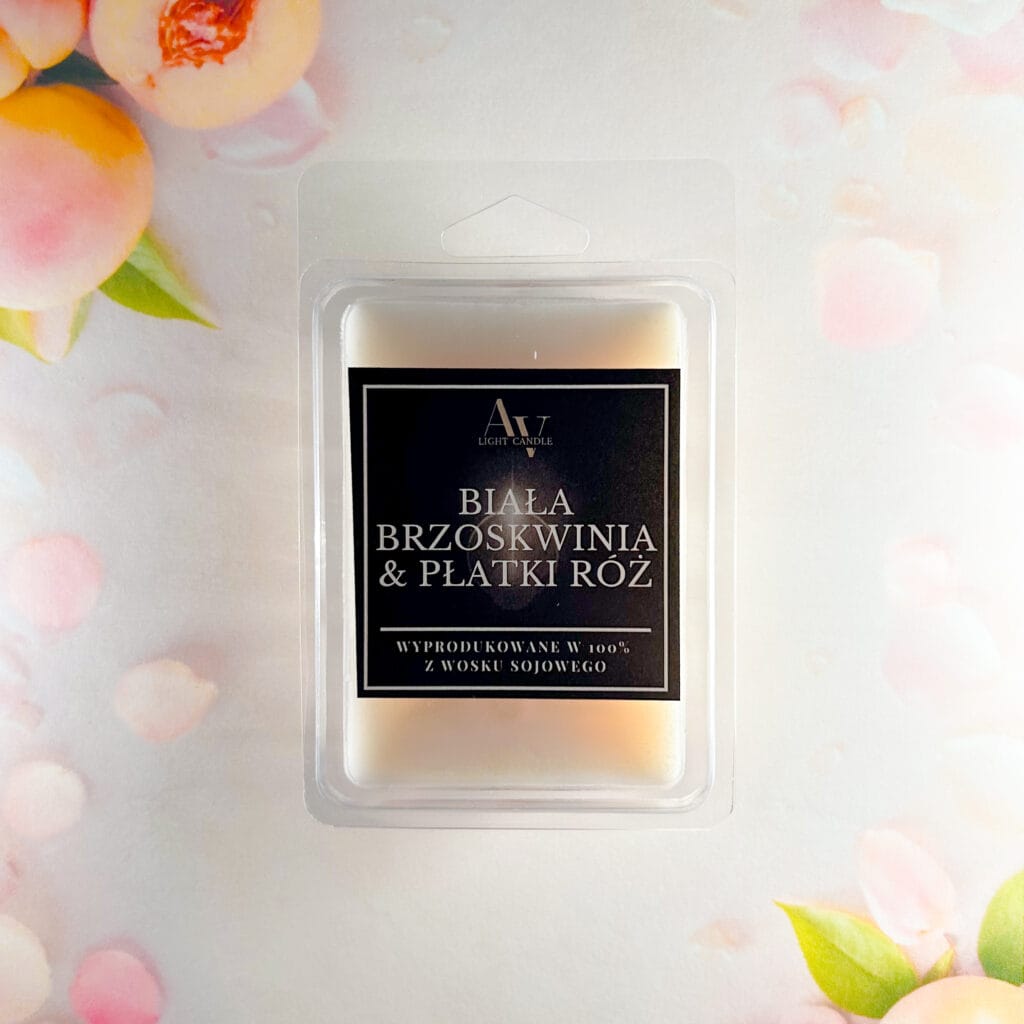Wosk zapachowy Biała Brzoskwinia i Płatki Róż AV Light Candle na jasnym, kwiatowo-owocowym tle.