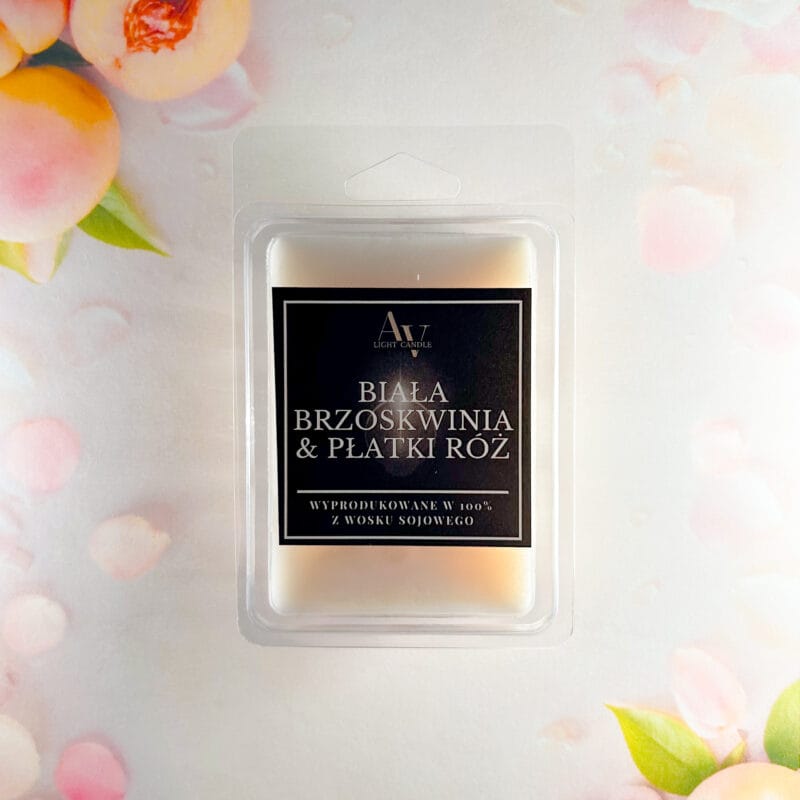 Wosk zapachowy Biała Brzoskwinia i Płatki Róż AV Light Candle na jasnym, kwiatowo-owocowym tle.