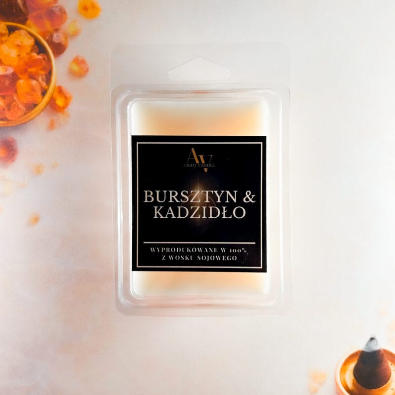 Wosk zapachowy Bursztyn i Kadzidło AV Light Candle na jasnym tle z bursztynem i kadzidłem.