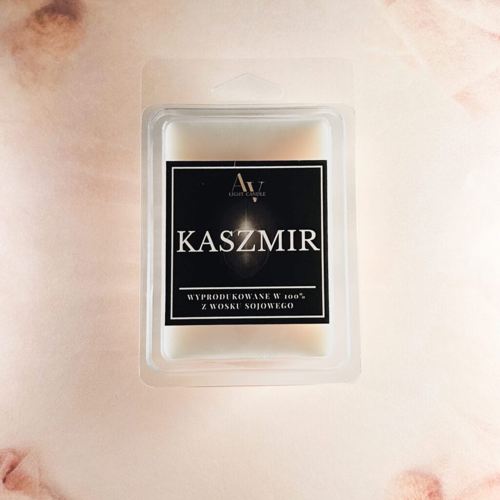 Wosk zapachowy Kaszmir AV Light Candle na jasnym, miękkim tle o ciepłej tonacji.