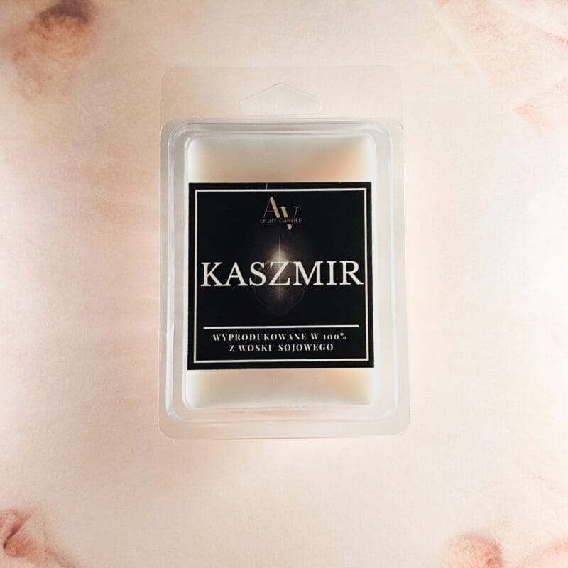 Wosk zapachowy Kaszmir AV Light Candle na jasnym, miękkim tle o ciepłej tonacji.