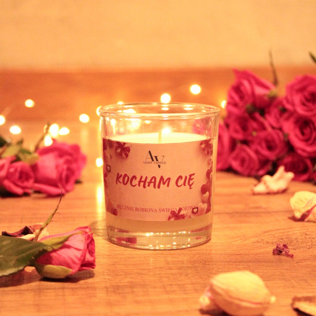 Świeca sojowa Kocham Cię 130 ml AV Light Candle na drewnianym blacie, walentynkowa edycja
