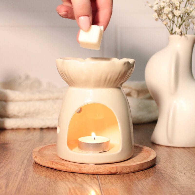 kominek zapachowy ceramiczny kremowy z woskiem zapachowym