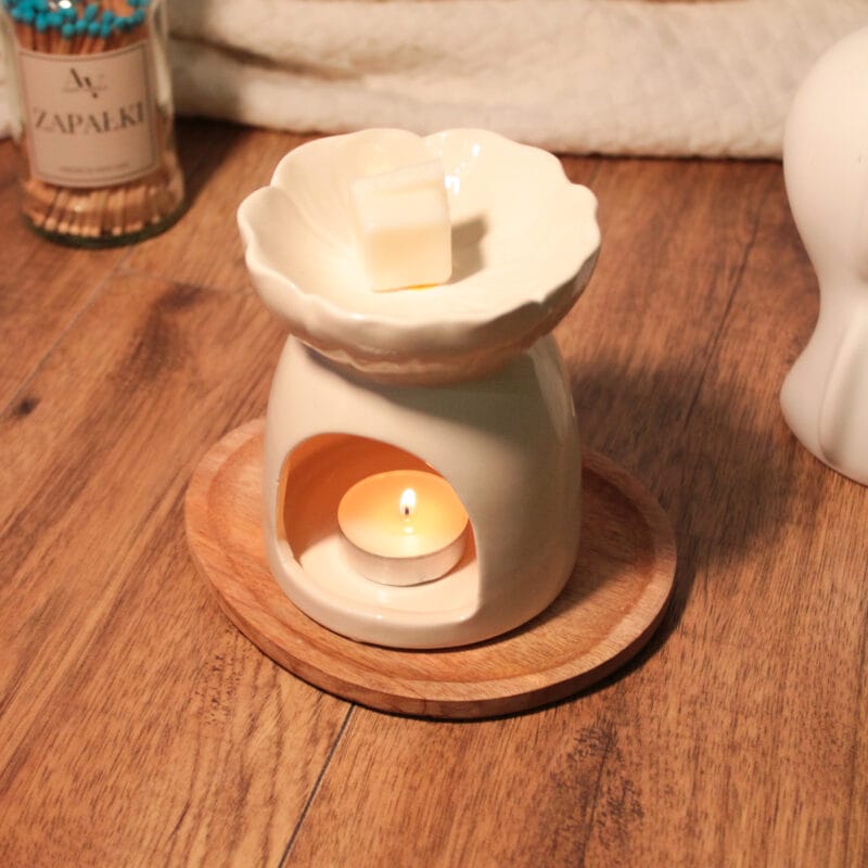 kominek zapachowy ceramiczny z zapaloną świeczką tealight