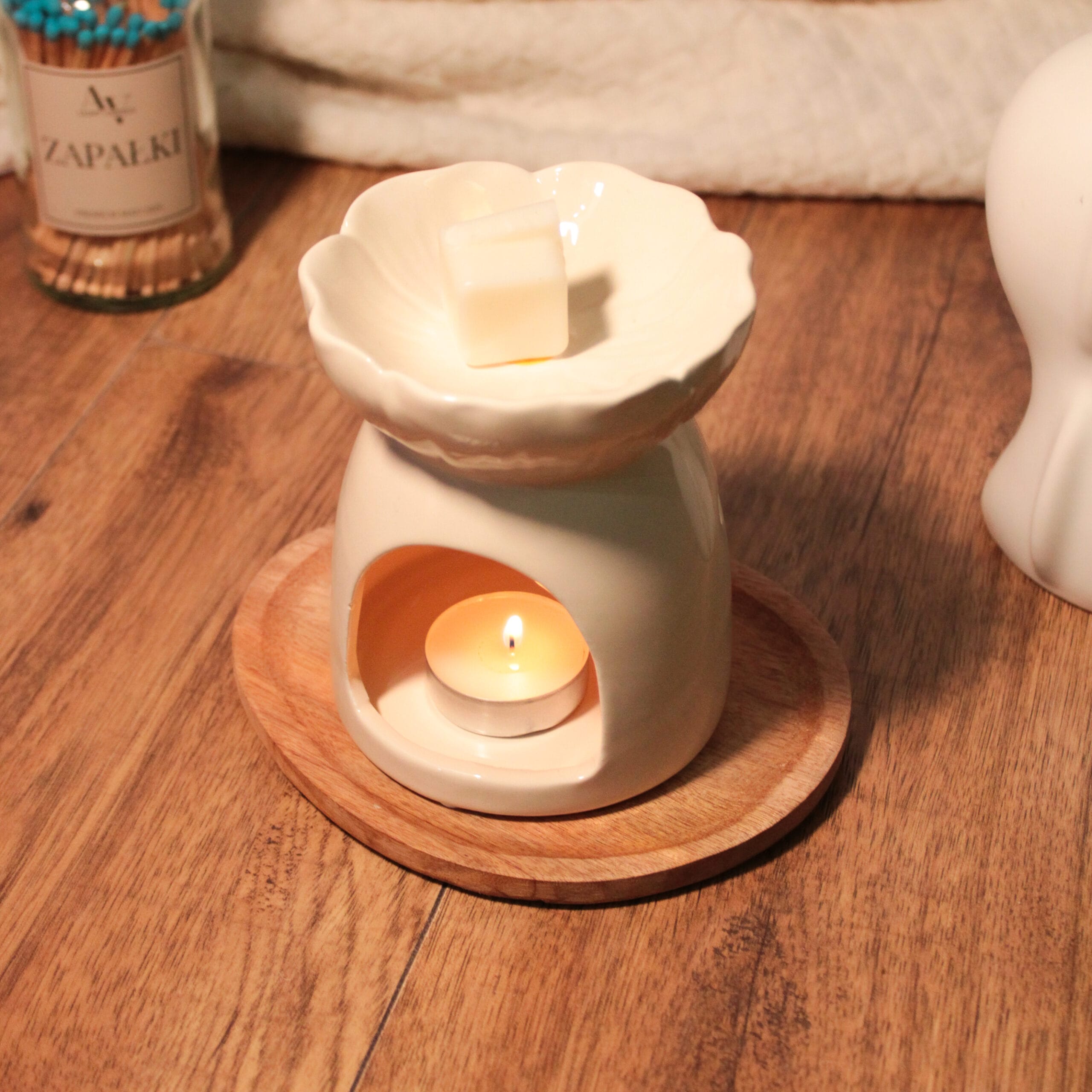 kominek zapachowy ceramiczny z zapaloną świeczką tealight