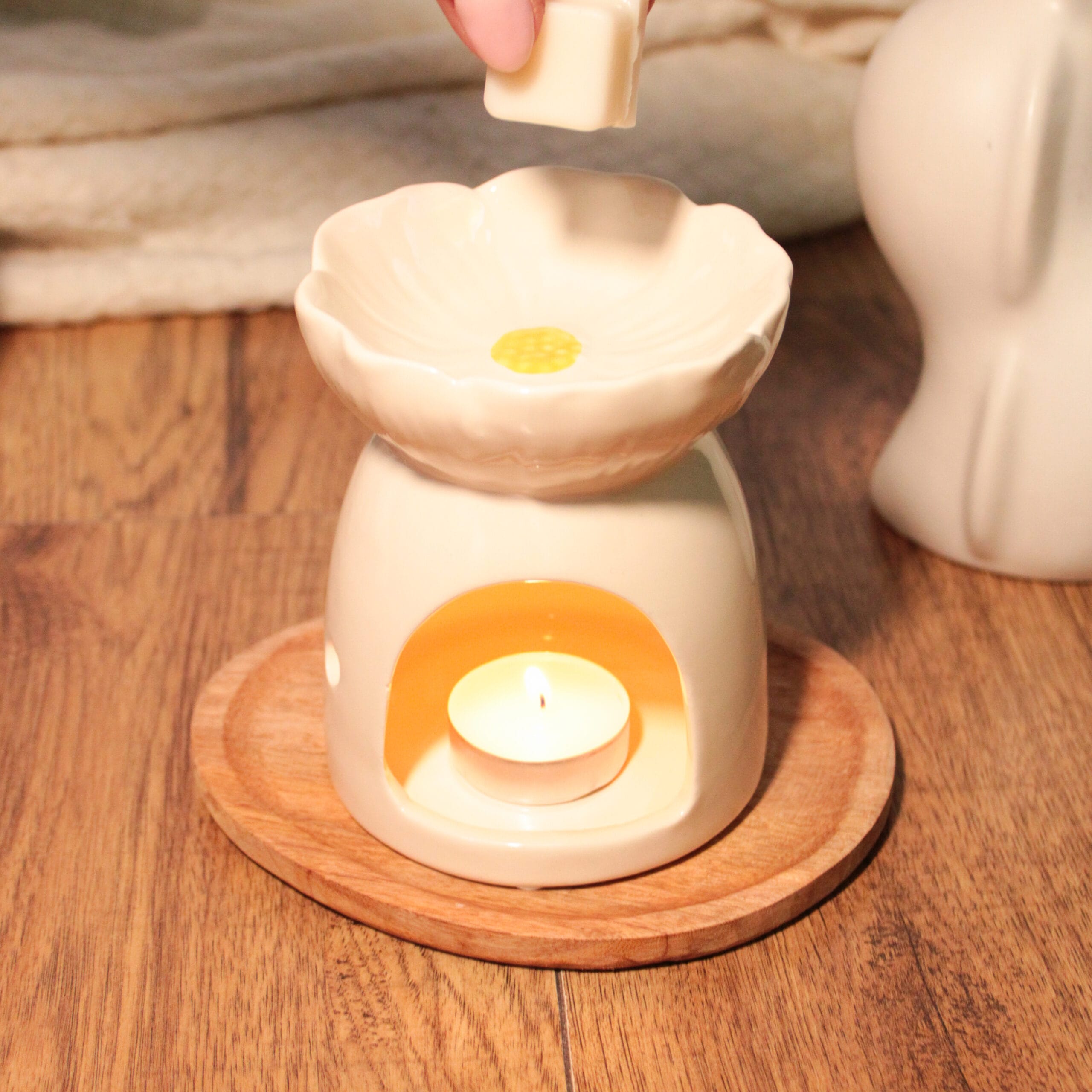 Kominek zapachowy ceramiczny – kremowy, w kształcie kwiatu - obrazek 3