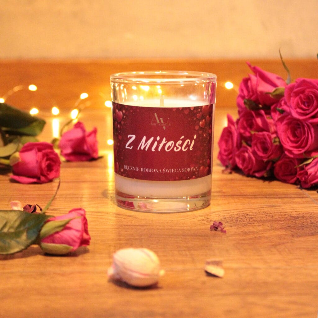 Świeca sojowa Z Miłości 200 ml AV Light Candle na drewnianym blacie, walentynkowa edycja limitowana