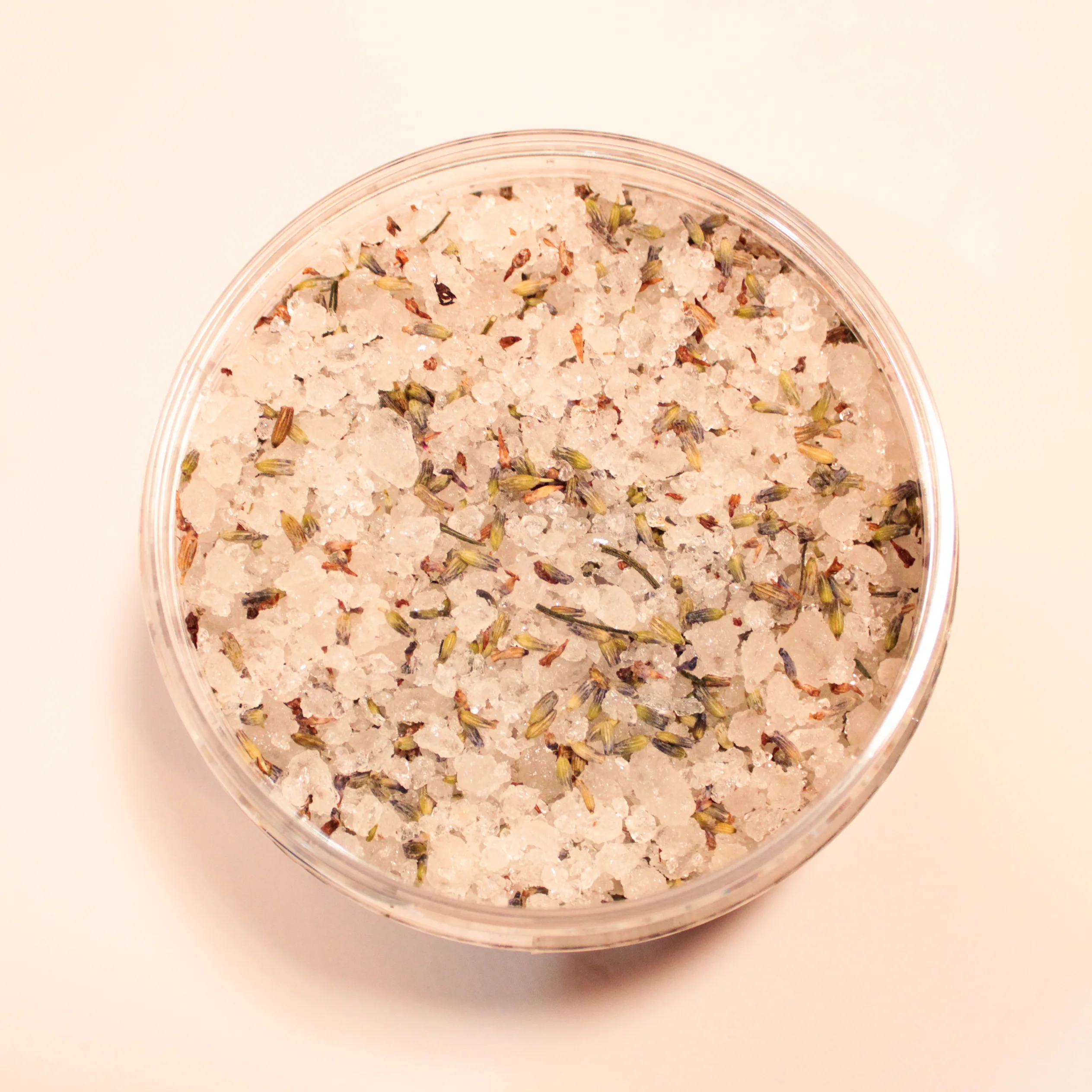 lawendowa sól do kąpieli z suszoną lawendą zbliżenie struktury soli AV Light Candle