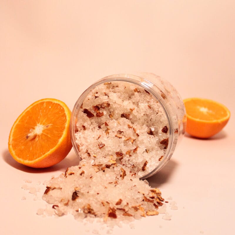 pomarańczowa sól do kąpieli z suszoną skórką pomarańczy wysypana ze słoika AV Light Candle