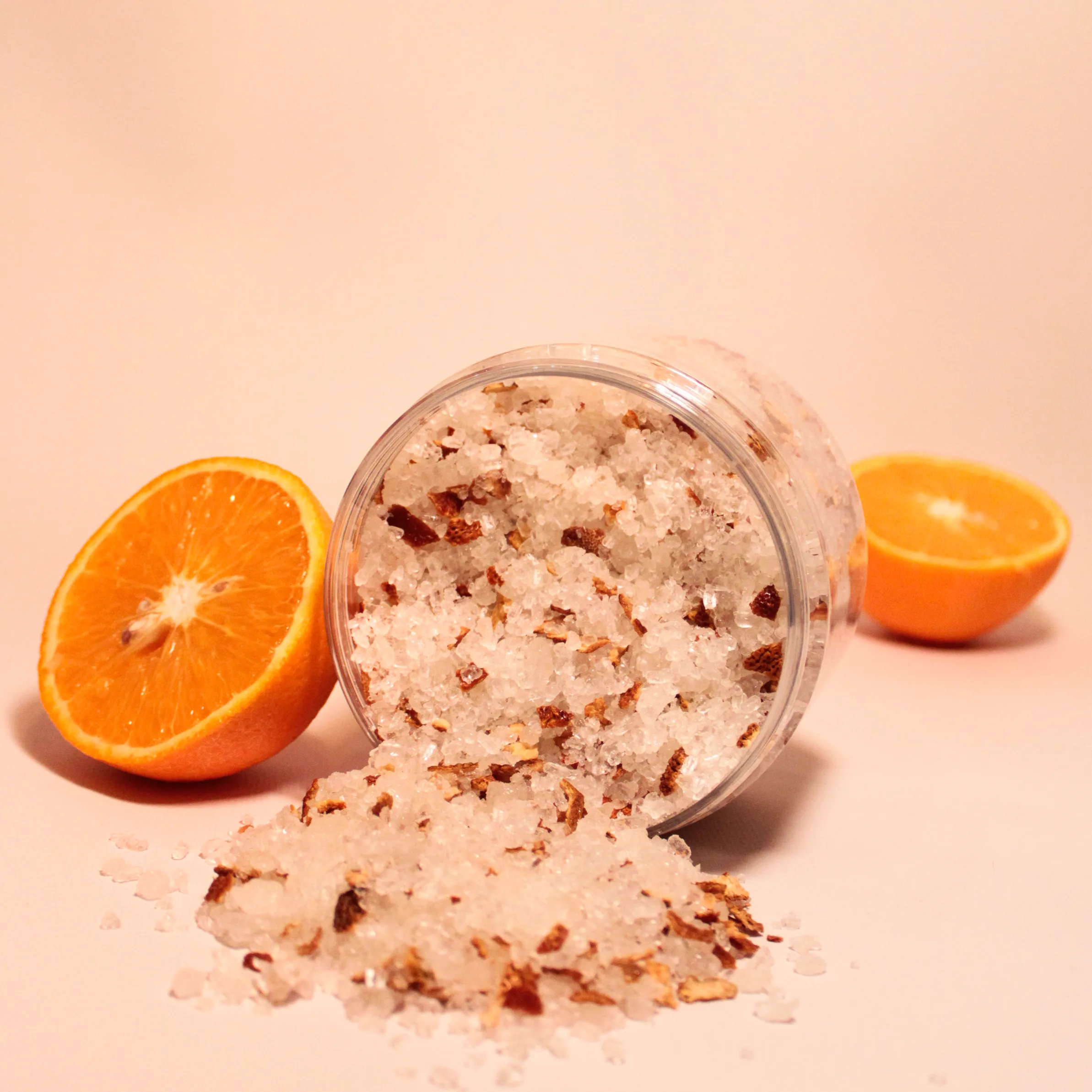 pomarańczowa sól do kąpieli z suszoną skórką pomarańczy wysypana ze słoika AV Light Candle