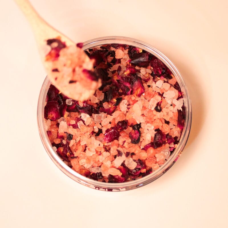 różana sól do kąpieli AV Light Candle widok z góry sól himalajska z płatkami róży