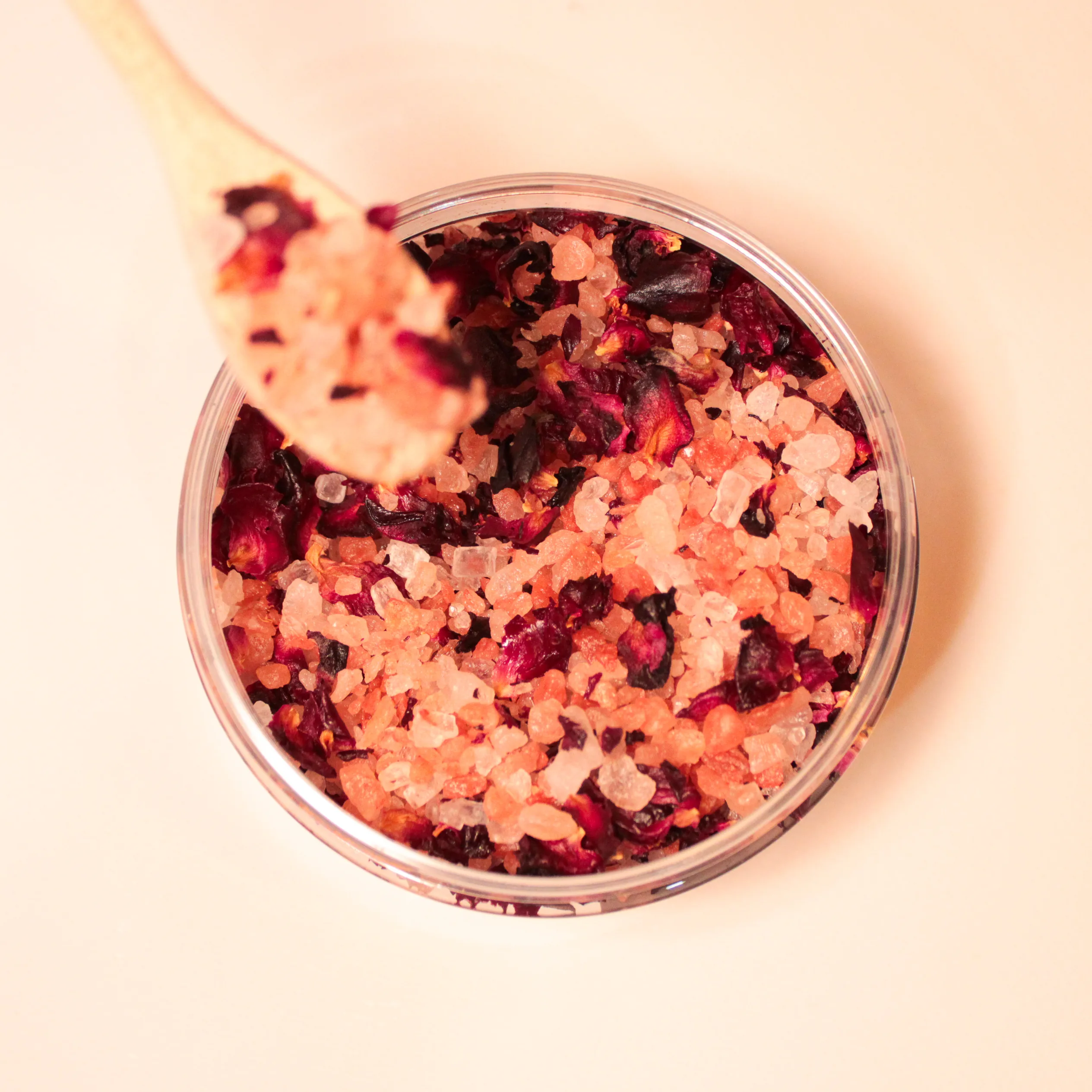 różana sól do kąpieli AV Light Candle widok z góry sól himalajska z płatkami róży