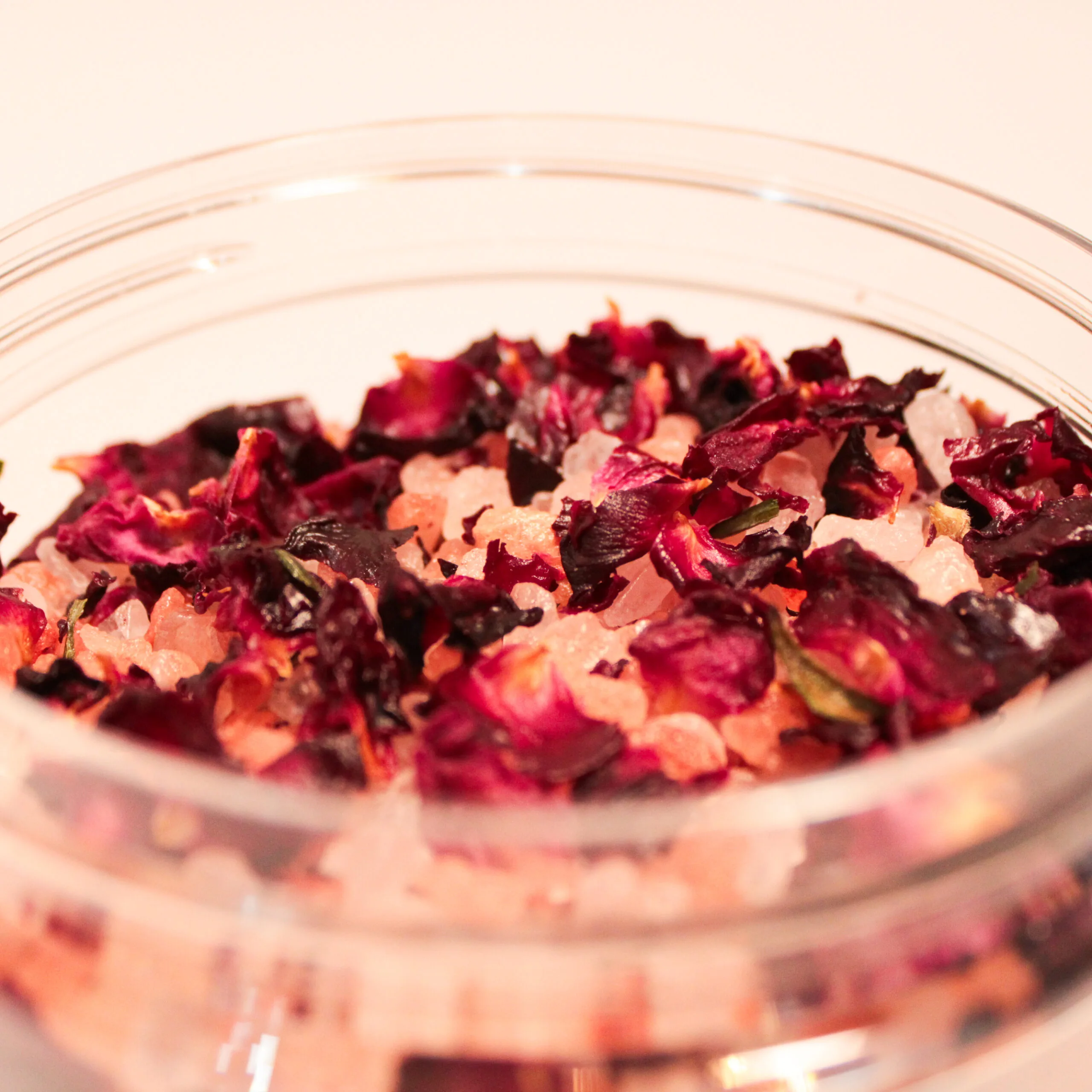 różana sól do kąpieli z płatkami róży zbliżenie struktury soli AV Light Candle